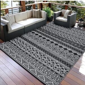 Black and White Geometric Outdoor Rug Straw